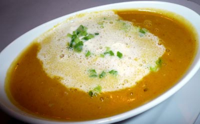 Wieder lockt die Birne: Hier in der Suppe zusammen mit Karotte, überkranzt von einem Ingwerschaum. Ideal ergänzt vom „Leon“, dem Birnensecco aus der hauseigenen Kellerei.
