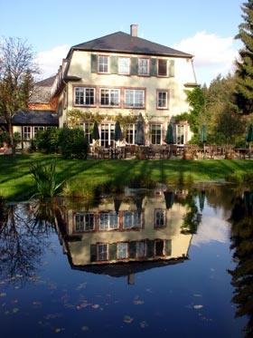 Liegt an einem Teich: Gasthaus mit Hotel