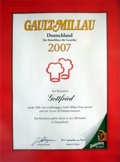 Mit 16 (von 20 möglichen) Punkten bewertet der Gault Millau das Gottfried, und gehört damit zu den 230 besten Restaurants in Deutschland. Eine  faire Bewertung. Es ist wichtig, dass die Essensführer noch viel mehr solche Restaurants auszeichnen, bei denen das saisonale Produkt der Star der Küche ist.