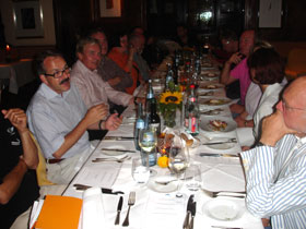 Lebhafte Diskussion: Die Teilnehmer beim Essen